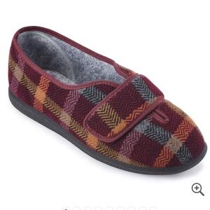 NWT Cozyfeet slippers